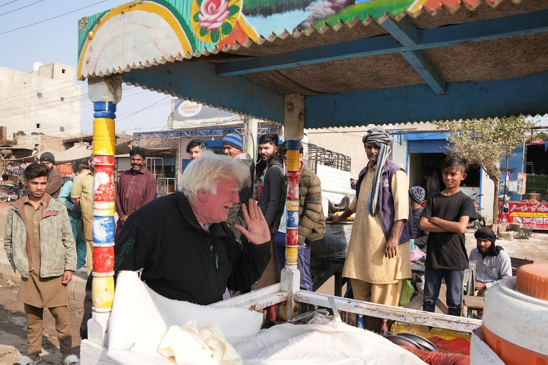 Ông Bagga đi đến đâu cũng thu hút sự chú ý đặc biệt. (Ảnh: Reuters)