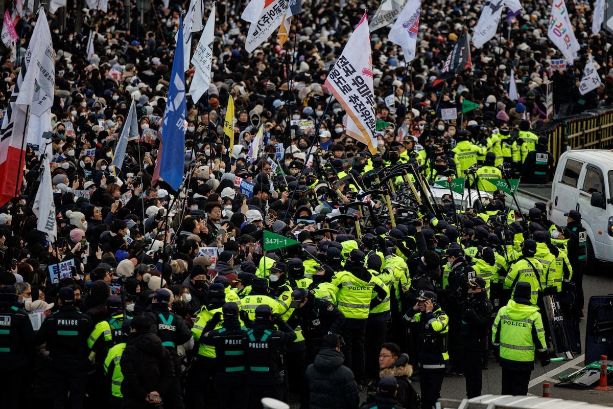 Những người biểu tình phản đối Tổng thống Yoon gần dinh thự của ông ở Seoul (Hàn Quốc) ngày 4/1. (Ảnh: Reuters) Những người biểu tình phản đối Tổng thống Yoon gần dinh thự của ông ở Seoul (Hàn Quốc) ngày 4/1. (Ảnh: Reuters)