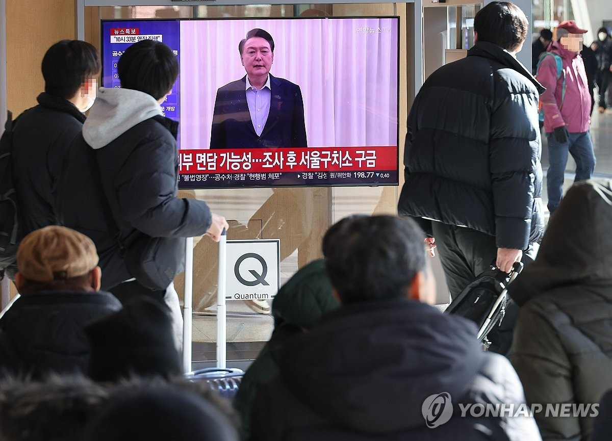 Người dân Hàn Quốc theo dõi bản tin về việc bắt giữ ông Yoon Suk Yeol. (Ảnh: Yonhap)