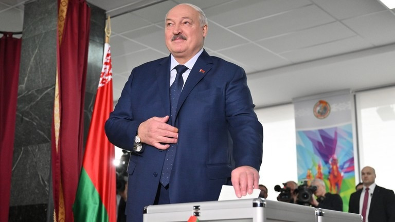 Tổng thống Belarus Alexander Lukashenko bỏ phiếu tại Minsk. (Ảnh: Sputnik) Tổng thống Belarus Alexander Lukashenko bỏ phiếu tại Minsk. (Ảnh: Sputnik)