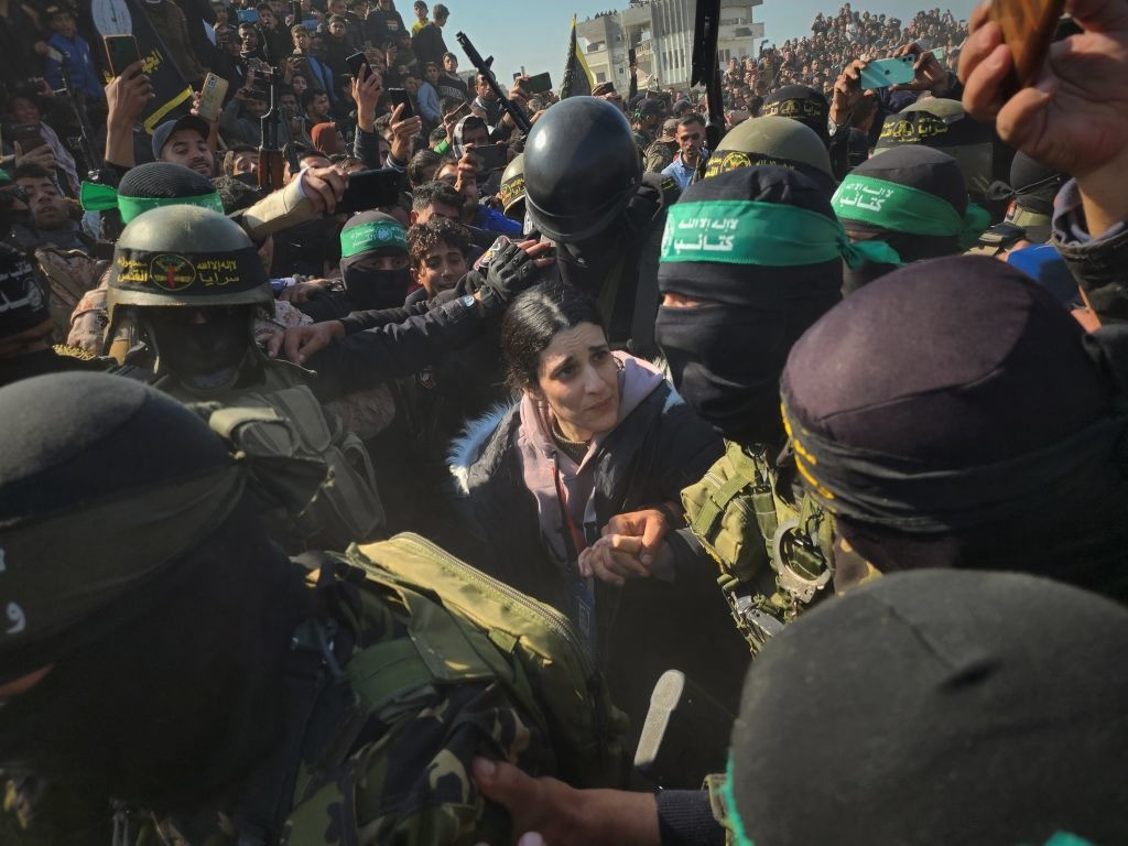 Con tin Arbel Yehud được trả tự do trong khung cảnh hỗn loạn. (Ảnh: Anadolu) Con tin Arbel Yehud được trả tự do trong khung cảnh hỗn loạn. (Ảnh: Anadolu)