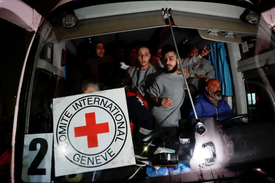 Người Palestine tụ tập chào đón các tù nhân được Israel trả tự do. (Ảnh: Reuters) Người Palestine tụ tập chào đón các tù nhân được Israel trả tự do. (Ảnh: Reuters)