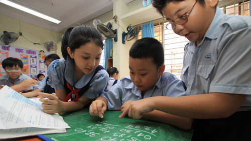 Học sinh lớp 5/4 Trường tiểu học Lương Định Của, Q.3, TP.HCM vừa dự kiểm tra học kỳ II xong. Ảnh: Như Hùng