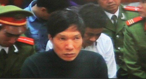 Dương Tự Trọng căng thẳng khi nghe anh trai khai nhận trước tòa. Dương Tự Trọng căng thẳng khi nghe anh trai khai nhận trước tòa