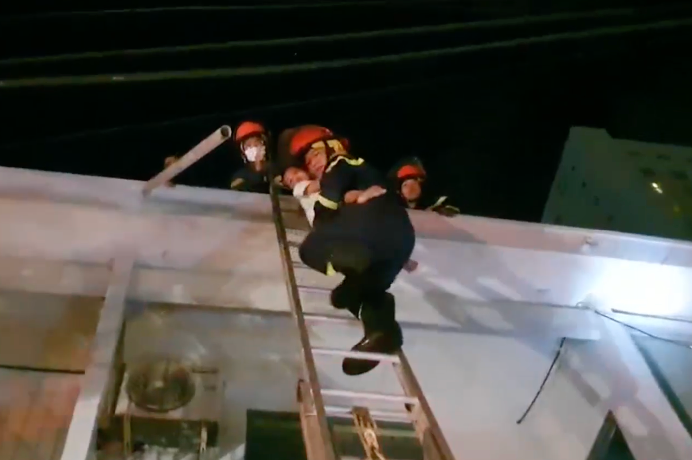 Lực lượng cảnh sát PCCC giải cứu một cháu bé khỏi ngôi nhà bị cháy. Ảnh: CACC. Lực lượng cảnh sát PCCC giải cứu một cháu bé khỏi ngôi nhà bị cháy. Ảnh: CACC.