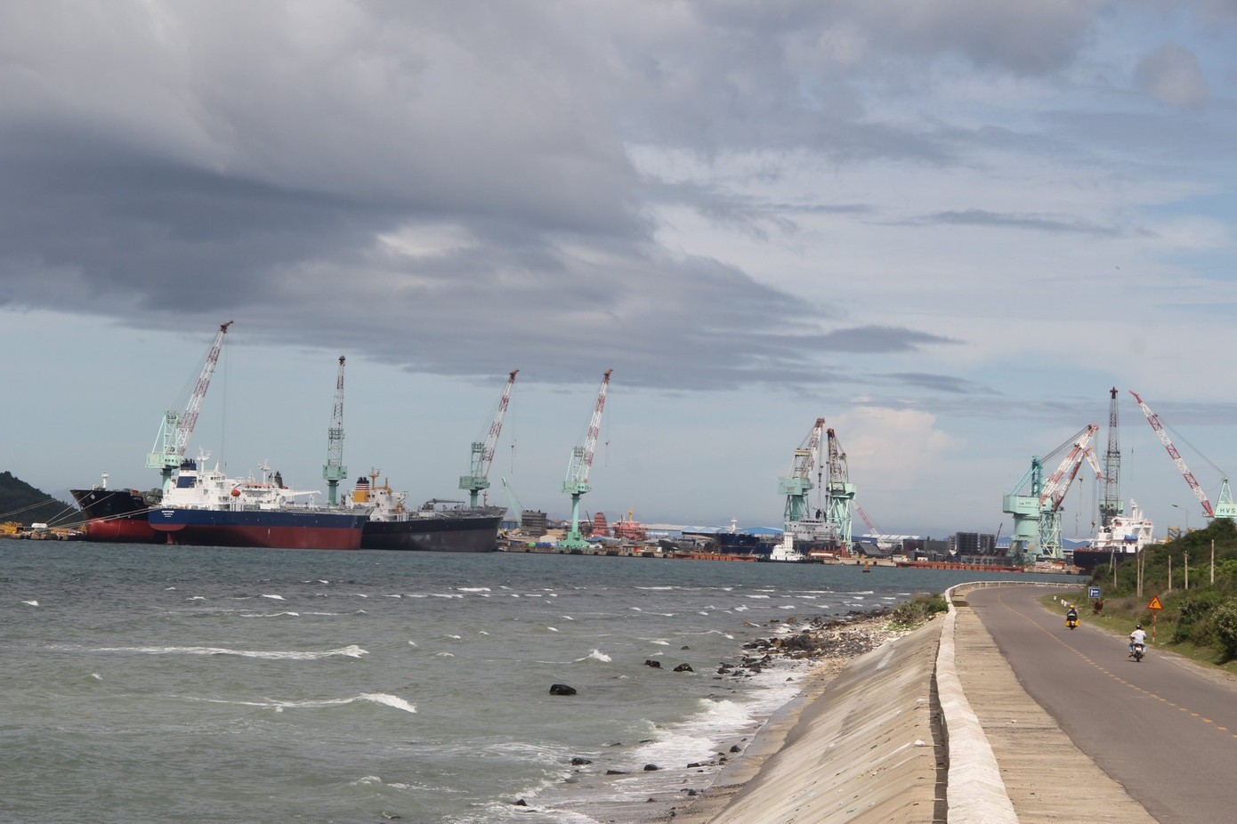 Khu vực cảng biển hiện hữu ở KKT Vân Phong. Ảnh: L.H. Khu vực cảng biển hiện hữu ở KKT Vân Phong. Ảnh: L.H.