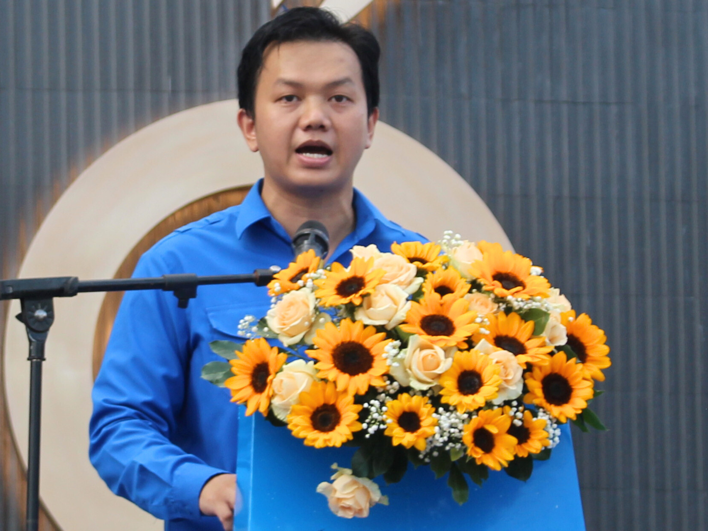 Anh Trần Anh Tuấn - Bí thư Tỉnh Đoàn, Chủ tịch Hội LHTN Việt Nam tỉnh Khánh Hòa, phát biểu tại lễ ra quân. Ảnh: Khánh Nguyên. Anh Trần Anh Tuấn - Bí thư Tỉnh Đoàn, Chủ tịch Hội LHTN Việt Nam tỉnh Khánh Hòa, phát biểu tại lễ ra quân. Ảnh: Khánh Nguyên.