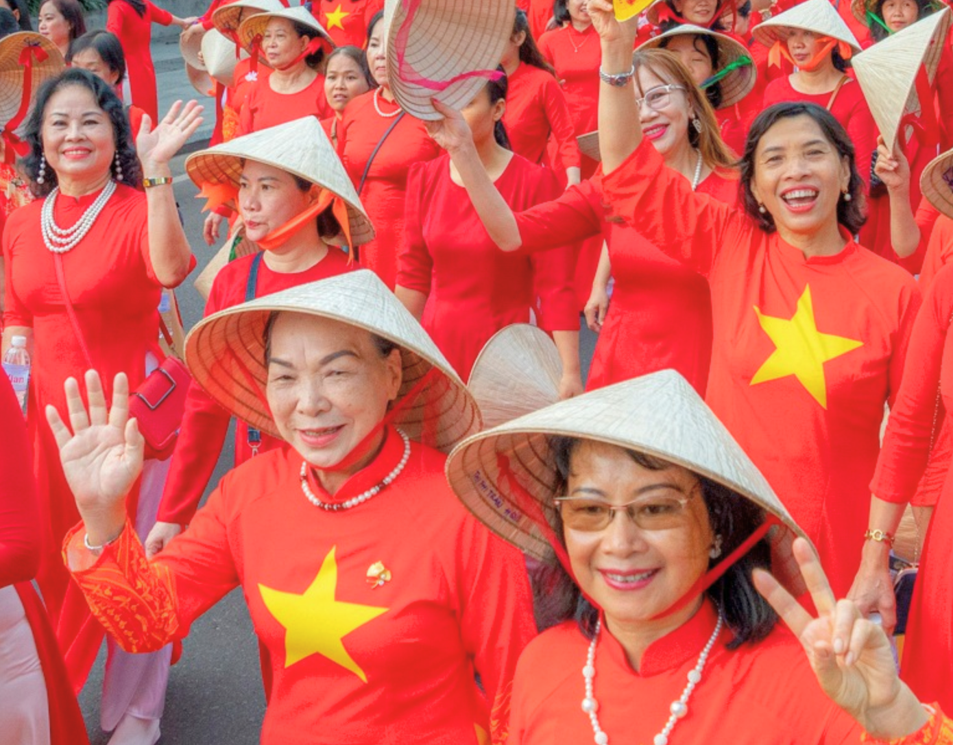 Lễ diễu hành tôn vinh áo dài thu hút cả những người phụ nữ lớn tuổi.