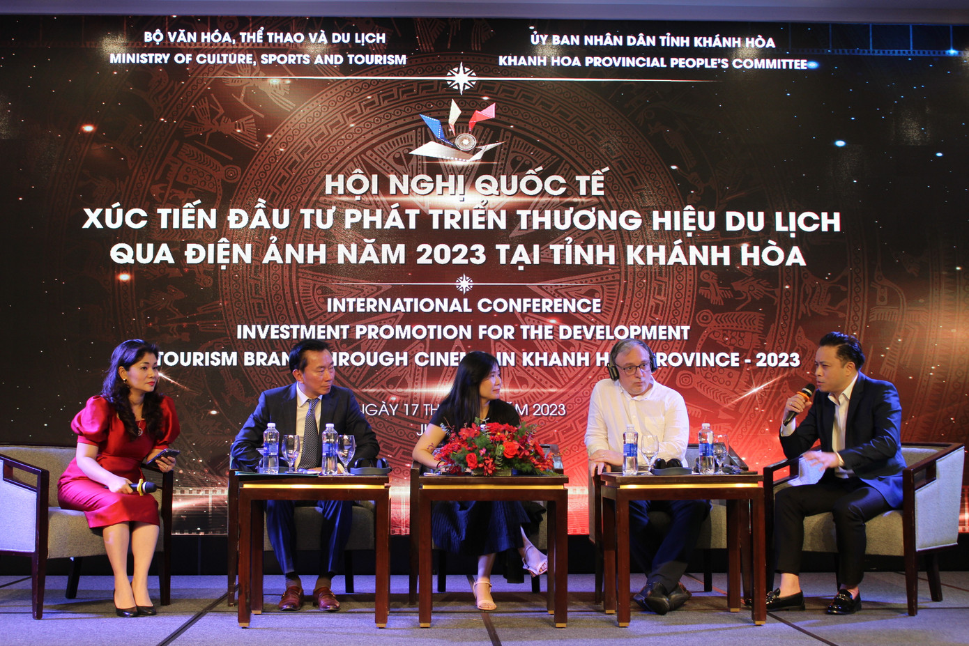 Các nhà làm phim trong nước và nước ngoài thảo luận tại hội nghị. Các nhà làm phim trong nước và nước ngoài thảo luận tại hội nghị.