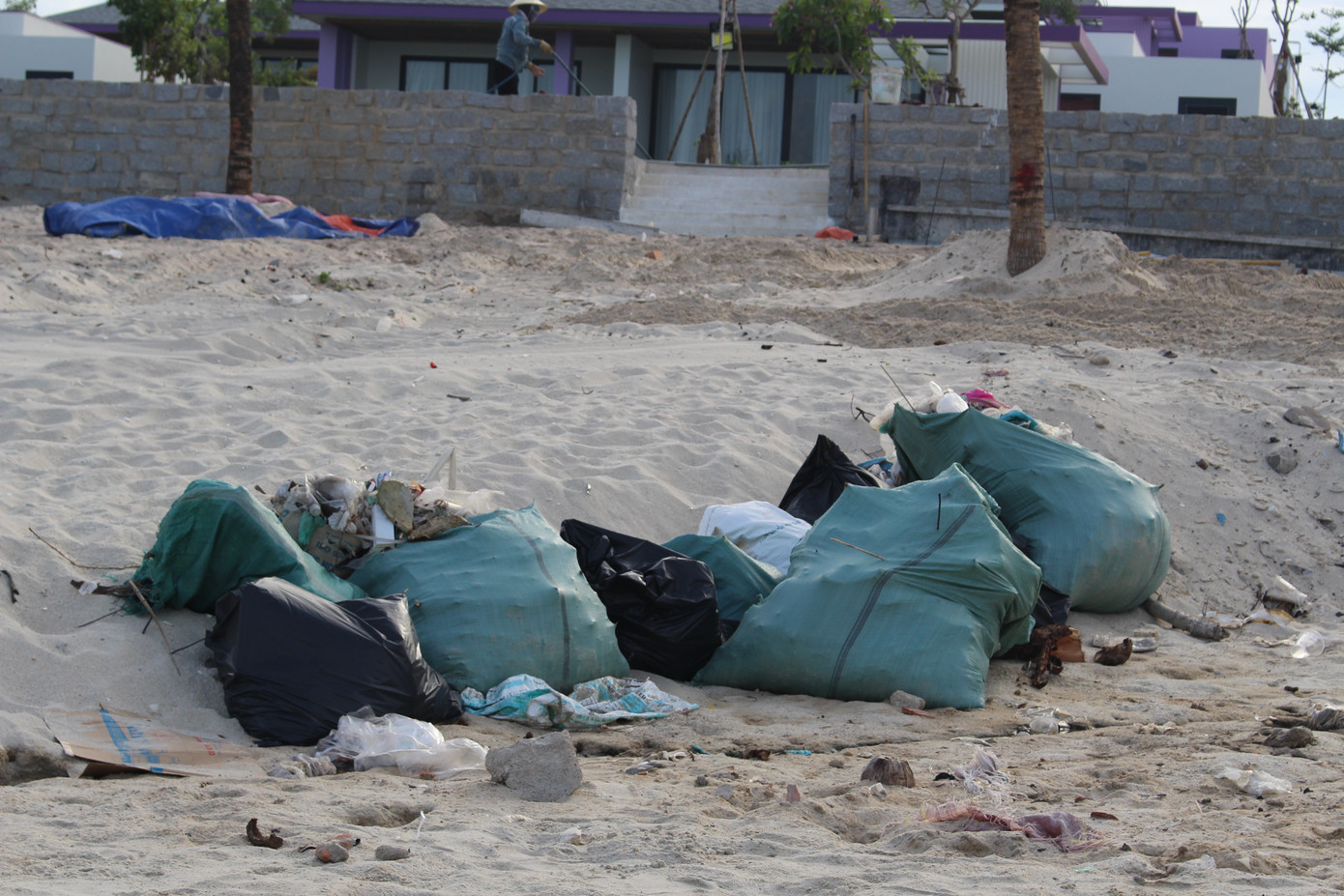 Rác thải đầy trên bãi biển Dốc Lết nhưng không thấy ai dọn dẹp.