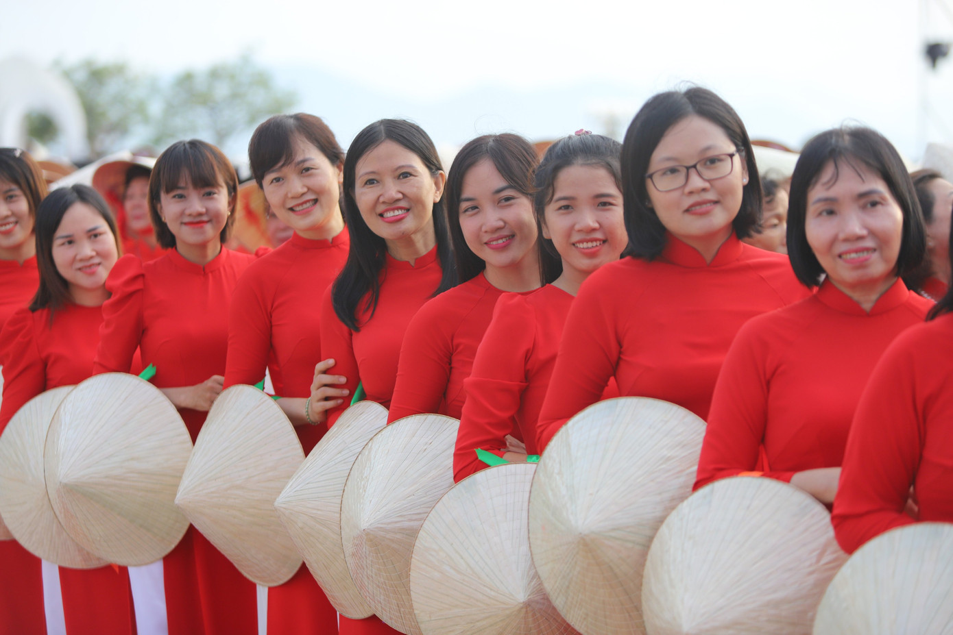 Đa dạng sắc màu áo dài tại lễ diễu hành tôn vinh áo dài ở Nha Trang.