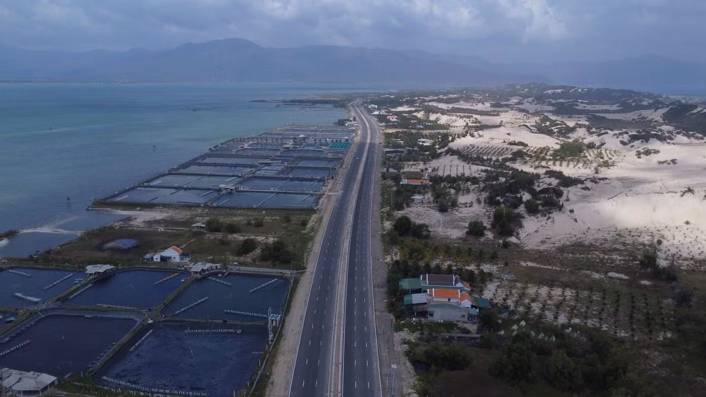 Một tuyến đường ven biển ở Khu kinh tế Vân Phong ở thị xã Ninh Hoà. Ảnh: L.H. Một tuyến đường ven biển ở Khu kinh tế Vân Phong ở thị xã Ninh Hoà. Ảnh: L.H.