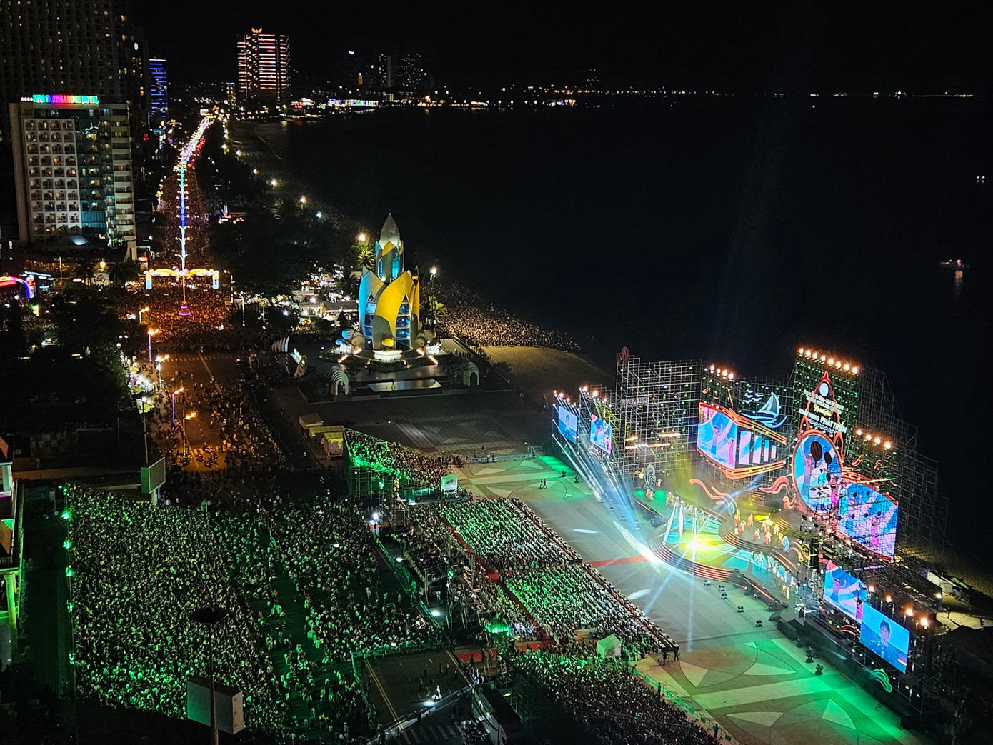 Sân khấu hoành tráng của đêm khai mạc Festival biển Nha Trang.