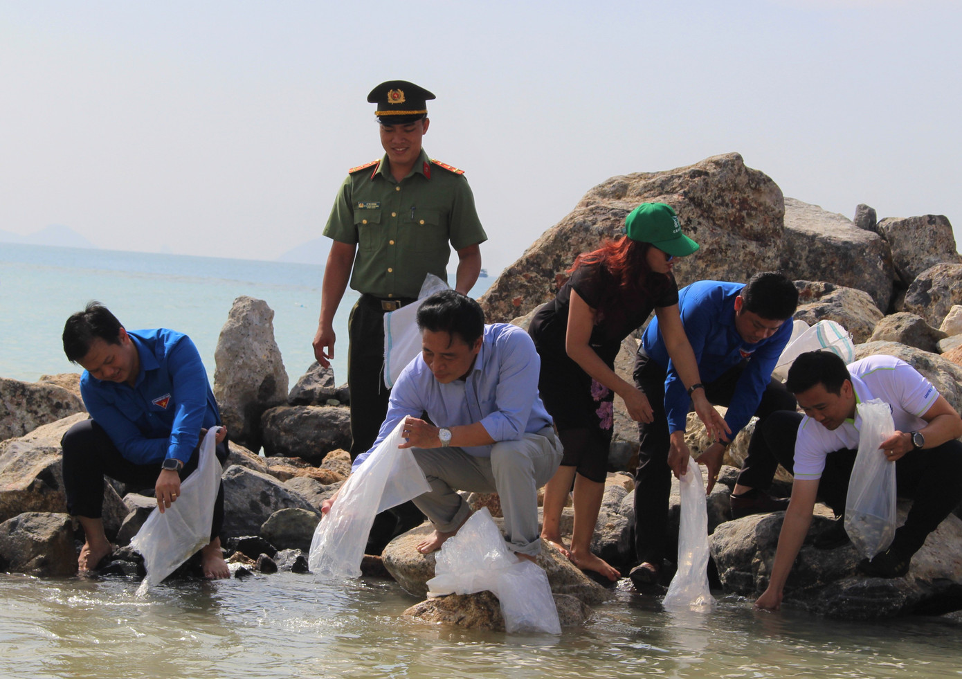 Ông Nguyễn Khắc Toàn - Phó Bí thư thường trực Tỉnh ủy Khánh Hòa, cùng thực hiện thả cá giống tái tạo nguồn lợi thủy sản. Ảnh: Khánh Nguyên. Ông Nguyễn Khắc Toàn - Phó Bí thư thường trực Tỉnh ủy Khánh Hòa, cùng thực hiện thả cá giống tái tạo nguồn lợi thủy sản. Ảnh: Khánh Nguyên.