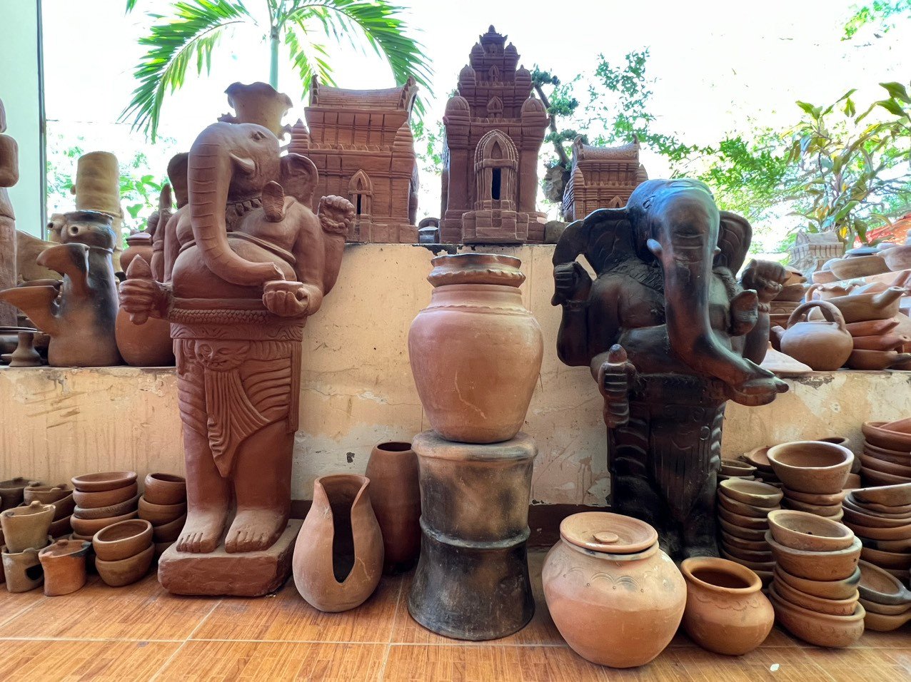 Dù trải qua bao thăng trầm theo tiến trình phát triển, gốm truyền thống của người Chăm vẫn tồn tại với thời gian, vẫn giữ được hồn cốt tinh túy và vẻ đẹp hoang sơ, mộc mạc nhưng cũng đầy tính nghệ thuật của vùng gốm cổ.