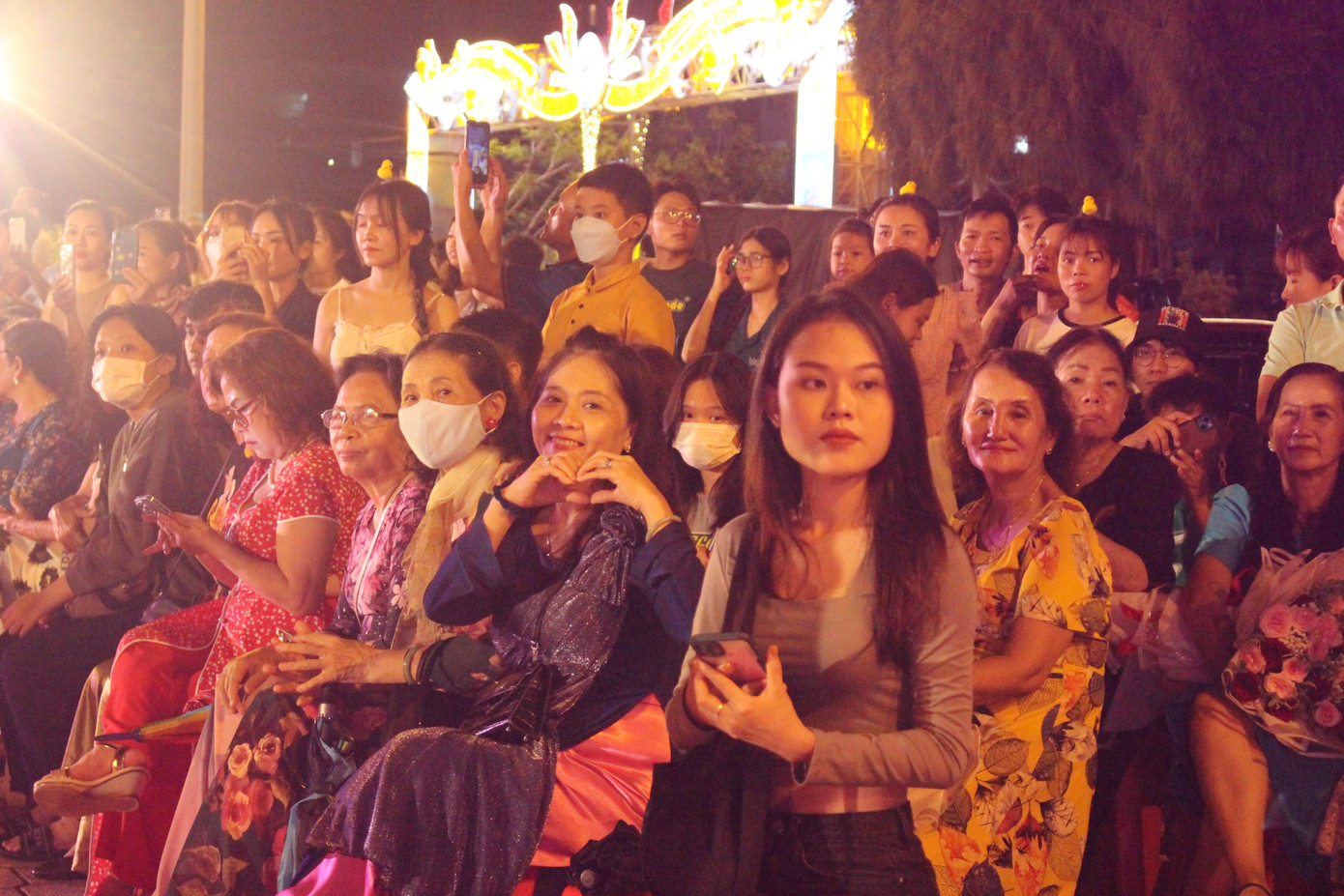 Đông đảo người dân và du khách thích thú đến với Lễ hội áo dài 2023.