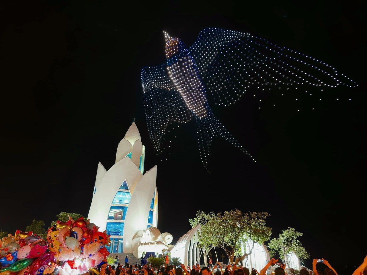Hình ảnh chim yến mở đầu cho bữa tiệc ánh sáng tại Festival biển Nha Trang 2023.