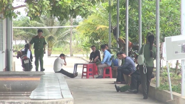 Lực lượng Công an tỉnh Phú Yên khám xét Trung tâm Đăng kiểm 78.02D. Ảnh: L.H.