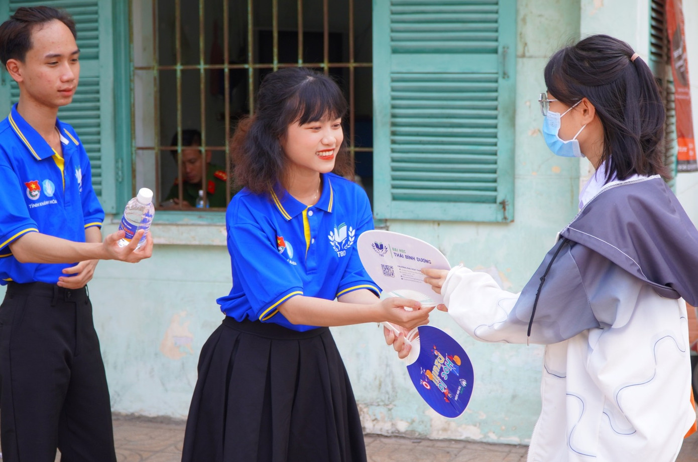 Các sinh viên tình nguyện Đại học Thái Bình Dương tiếp sức cho thí sinh ở TP Cam Ranh.