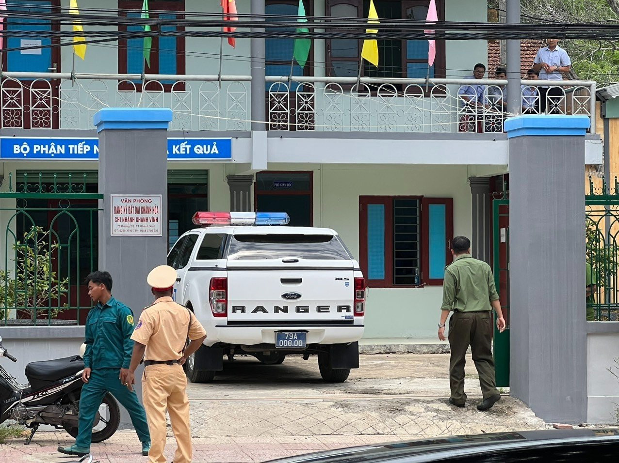 Công an khám xét nơi làm việc của ông Nguyễn Quang Phương. Ảnh: L.H. Công an khám xét nơi làm việc của ông Nguyễn Quang Phương. Ảnh: L.H.