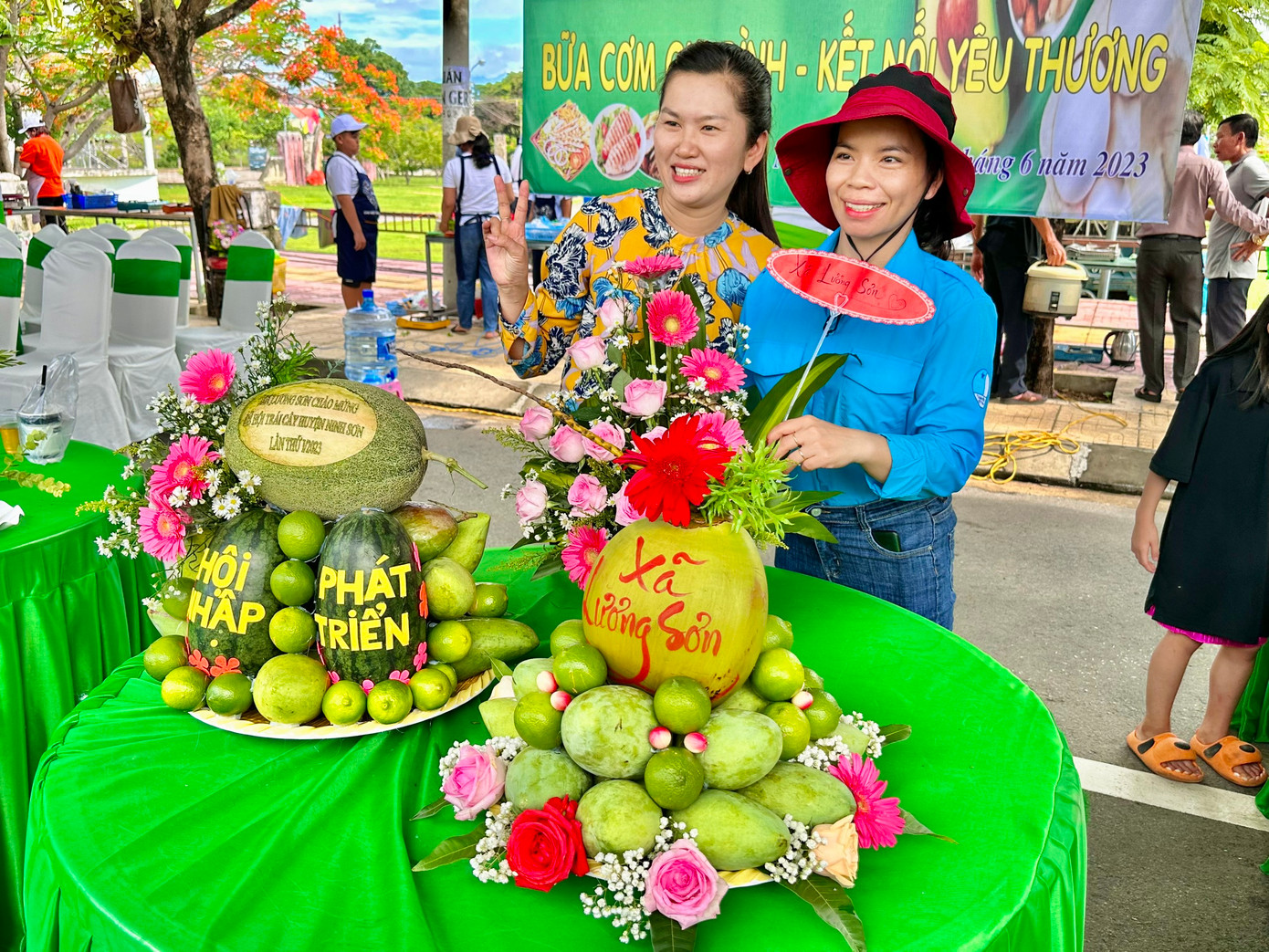 Người dân thích thú chụp hình bên những sản vật của huyện Ninh Sơn.