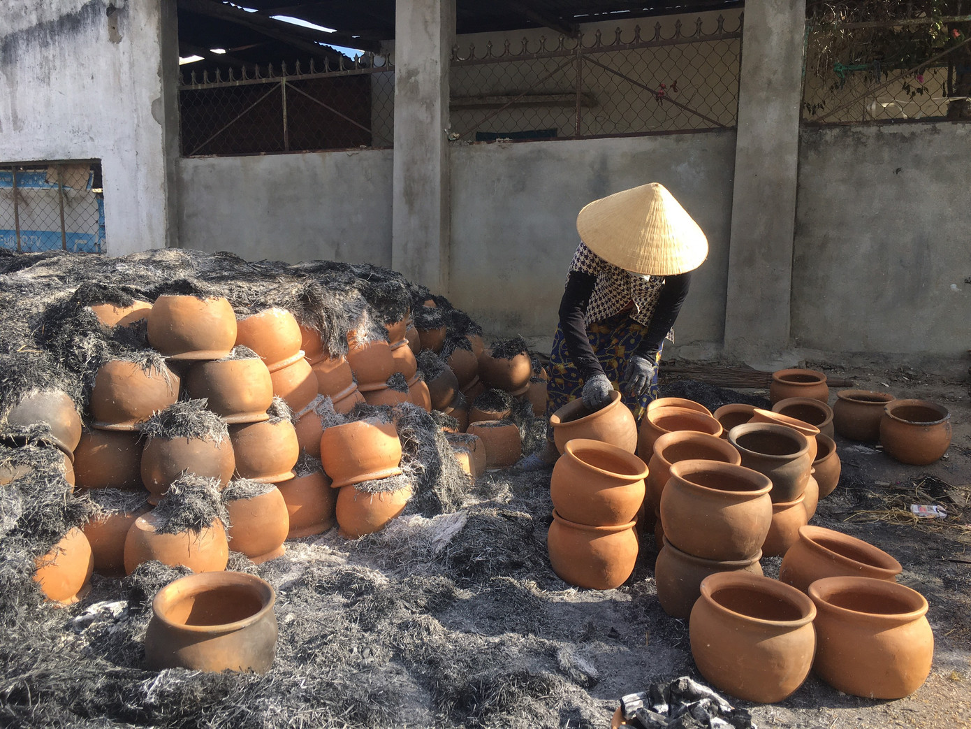 Gốm của người Chăm hầu hết được nung bằng phương pháp thủ công.