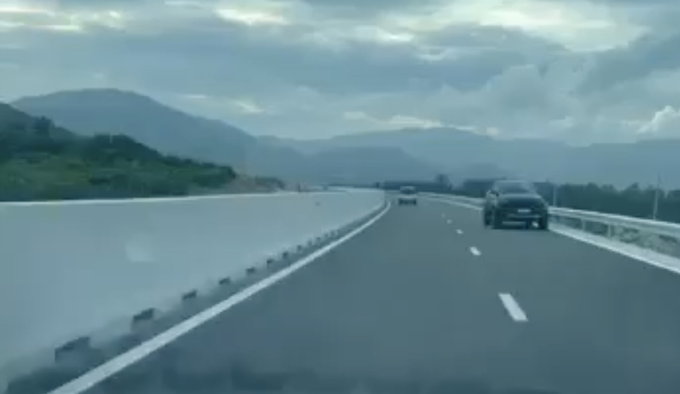 Chiếc xe bán tải BKS 51H - 166.41 đã chạy ngược chiều trên cao tốc Nha Trang - Cam Lâm. Chiếc xe bán tải BKS 51H - 166.41 đã chạy ngược chiều trên cao tốc Nha Trang - Cam Lâm.