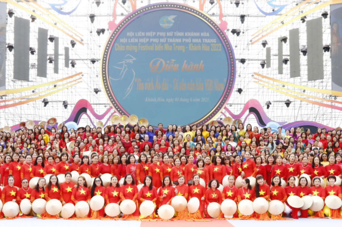 Hàng nghìn phụ nữ tỉnh Khánh Hòa tham gia chương trình diễu hành tôn vinh áo dài.