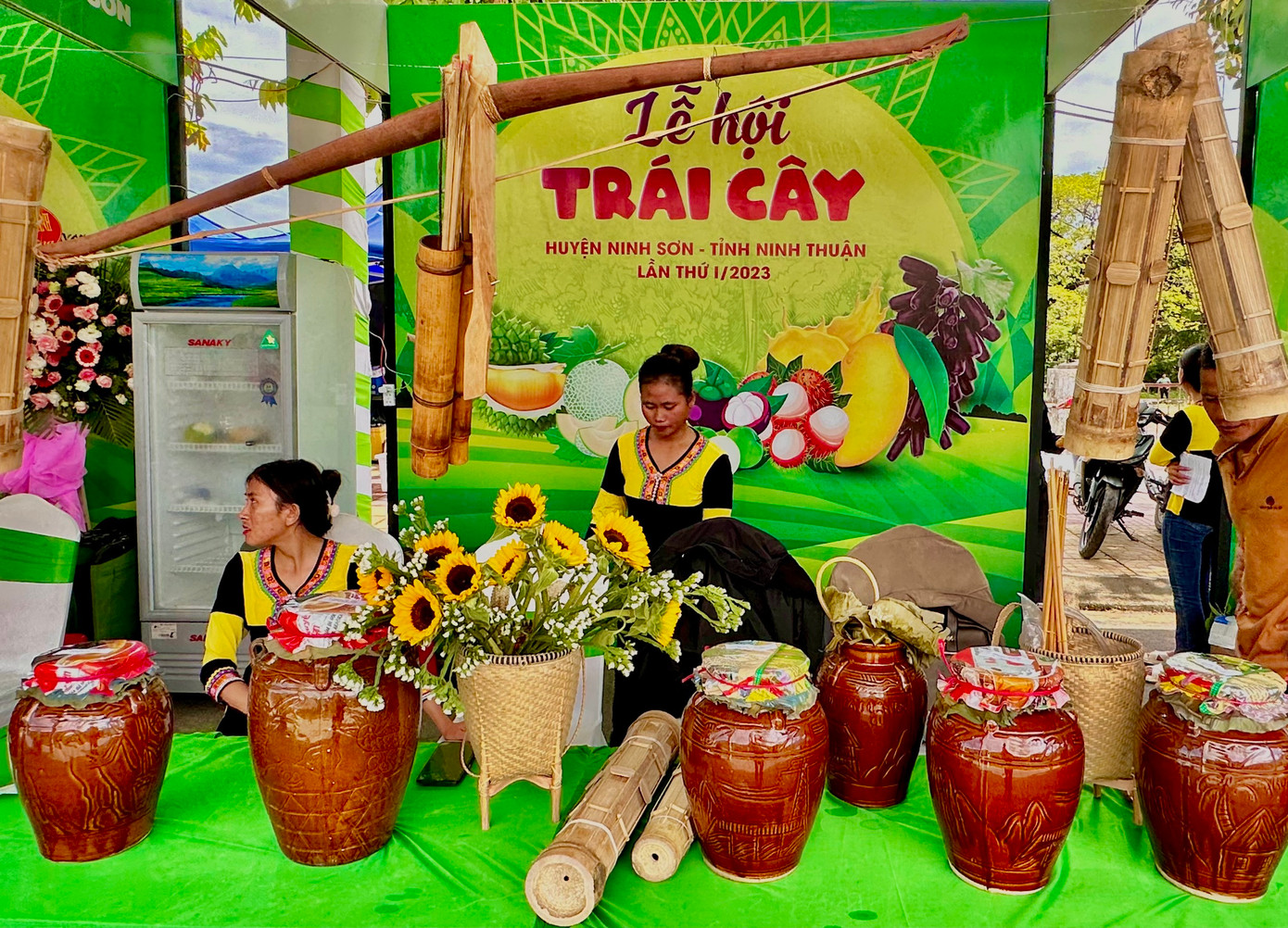 Sản vật rượu cần, cơm lam của huyện Ninh Sơn.