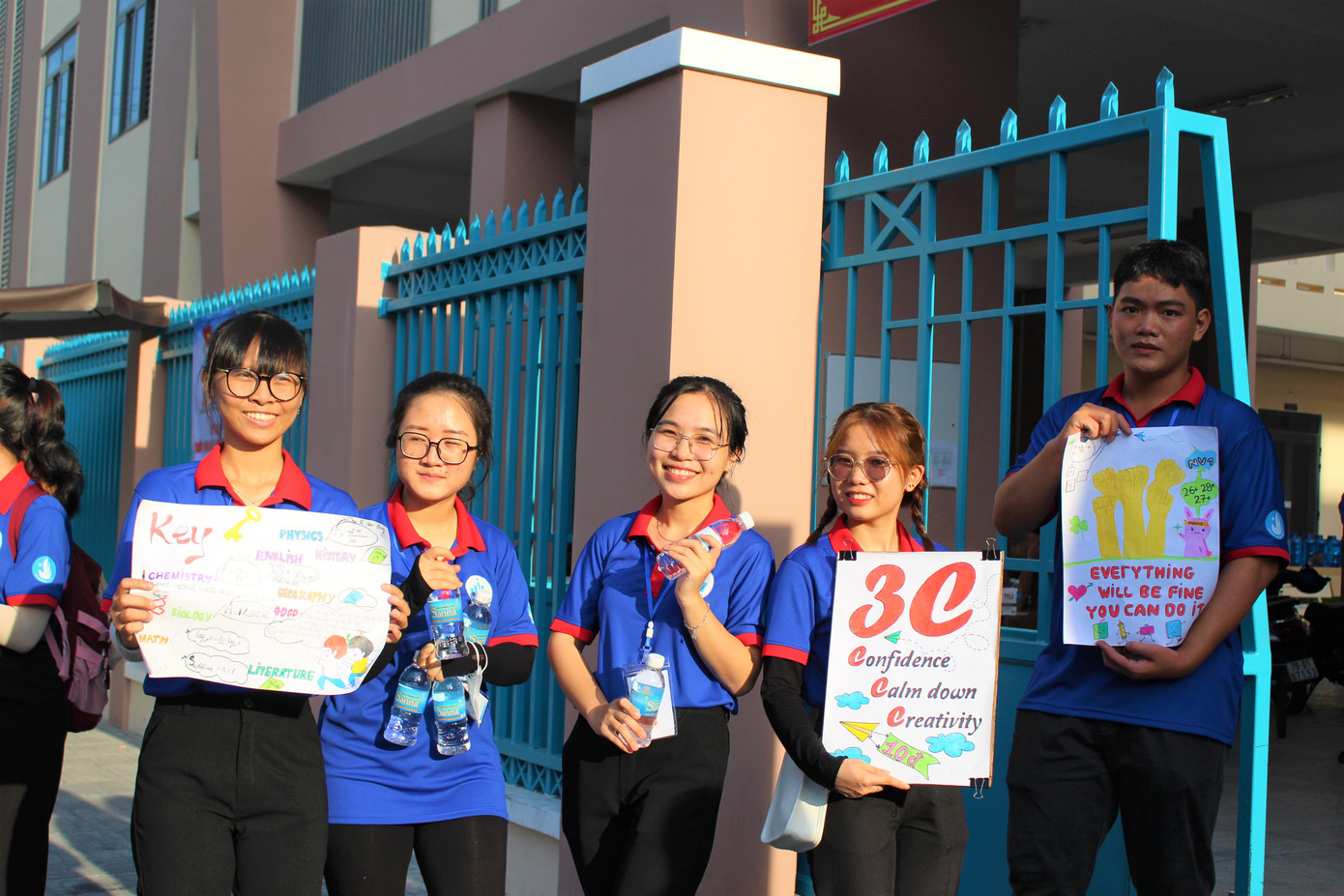 Các tình nguyện viên tiếp sức mùa thi động viên thí sinh tại TP Nha Trang. Ảnh: Khánh Nguyên