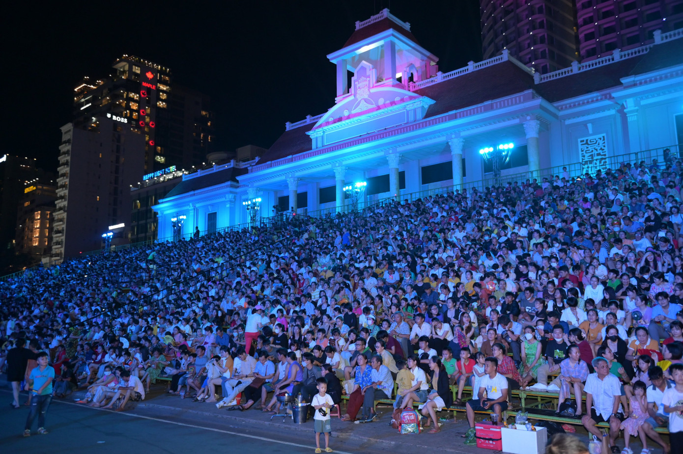 Đông đảo người dân tham dự đêm khai mạc Festival biển Nha Trang - Khánh Hòa 2023.