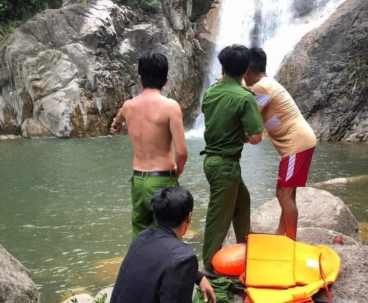 Lực lượng chức năng tìm kiếm thi thể nam thanh niên bị mất tích. Ảnh: MXH.