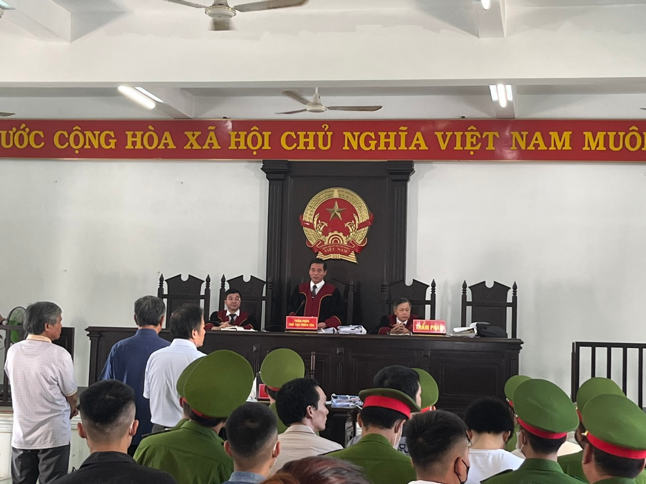 Chủ toạ phiên toà phúc thẩm tuyên án hình phạt cho các bị cáo. Ảnh: L.H. Chủ toạ phiên toà phúc thẩm tuyên án hình phạt cho các bị cáo. Ảnh: L.H.