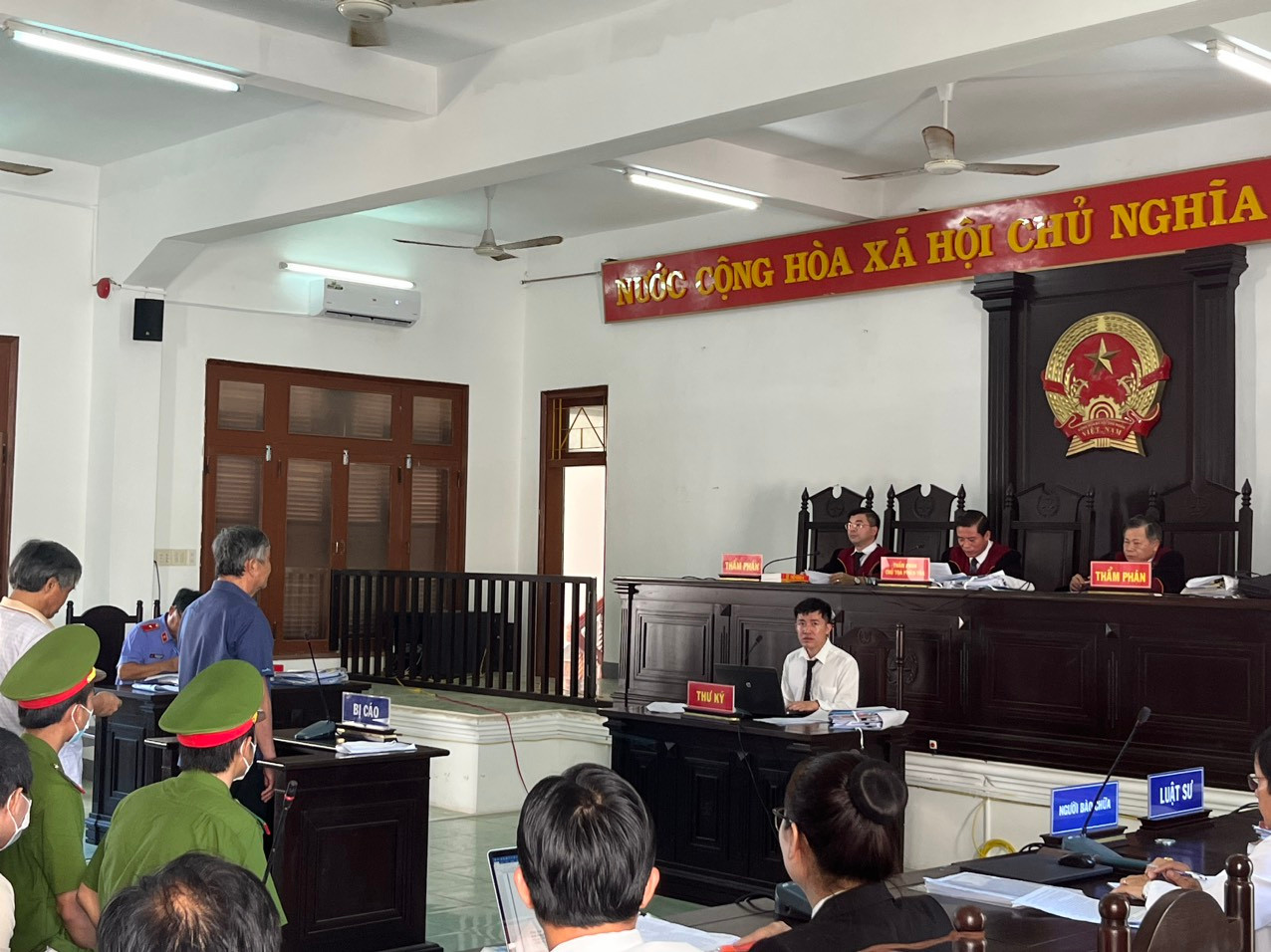 Các bị cáo trình bày nội dung xin giảm nhẹ hình phạt. Ảnh: L.H. Các bị cáo trình bày nội dung xin giảm nhẹ hình phạt. Ảnh: L.H.