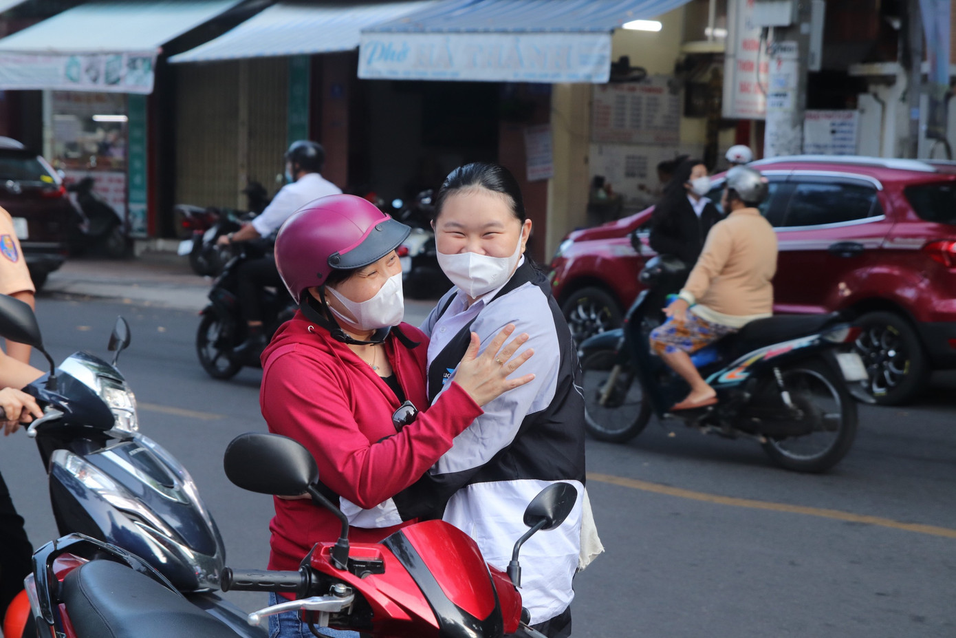 Một phụ huynh ở TP Nha Trang động viên thí sinh trước giờ thi. Ảnh: Khánh Nguyên