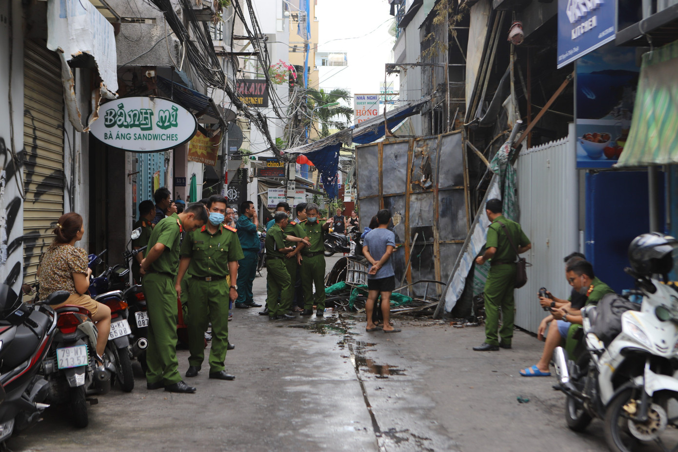 Lực lượng công an đang khám nghiệm hiện trường vụ cháy. Ảnh: L.H. Lực lượng công an đang khám nghiệm hiện trường vụ cháy. Ảnh: L.H.