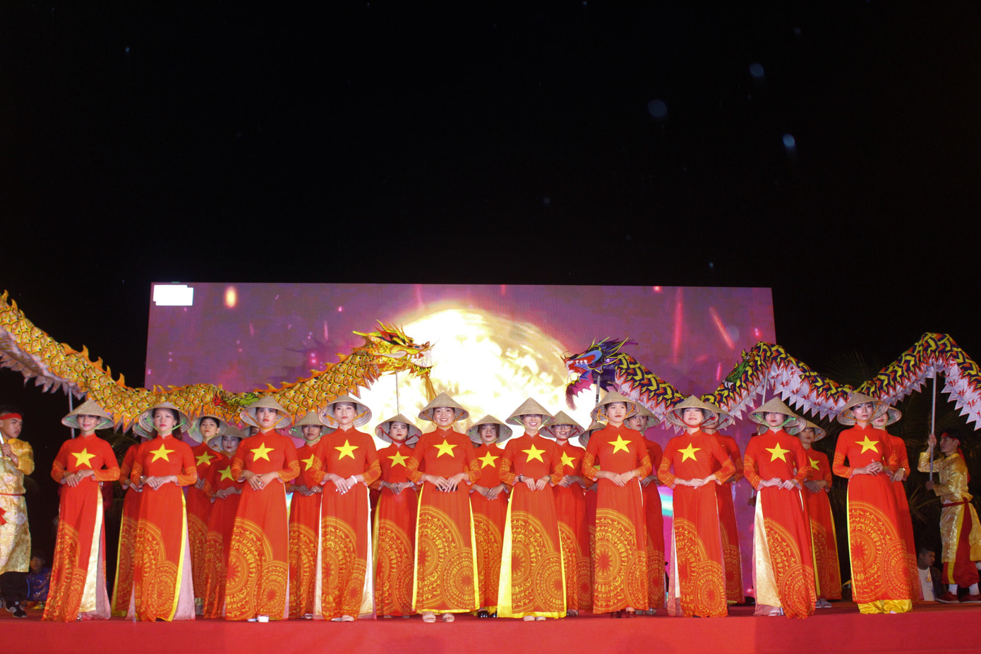 Lễ hội áo dài - Nha Trang biển gọi là chương trình nghệ thuật biểu diễn áo dài kết hợp ca múa nhạc.