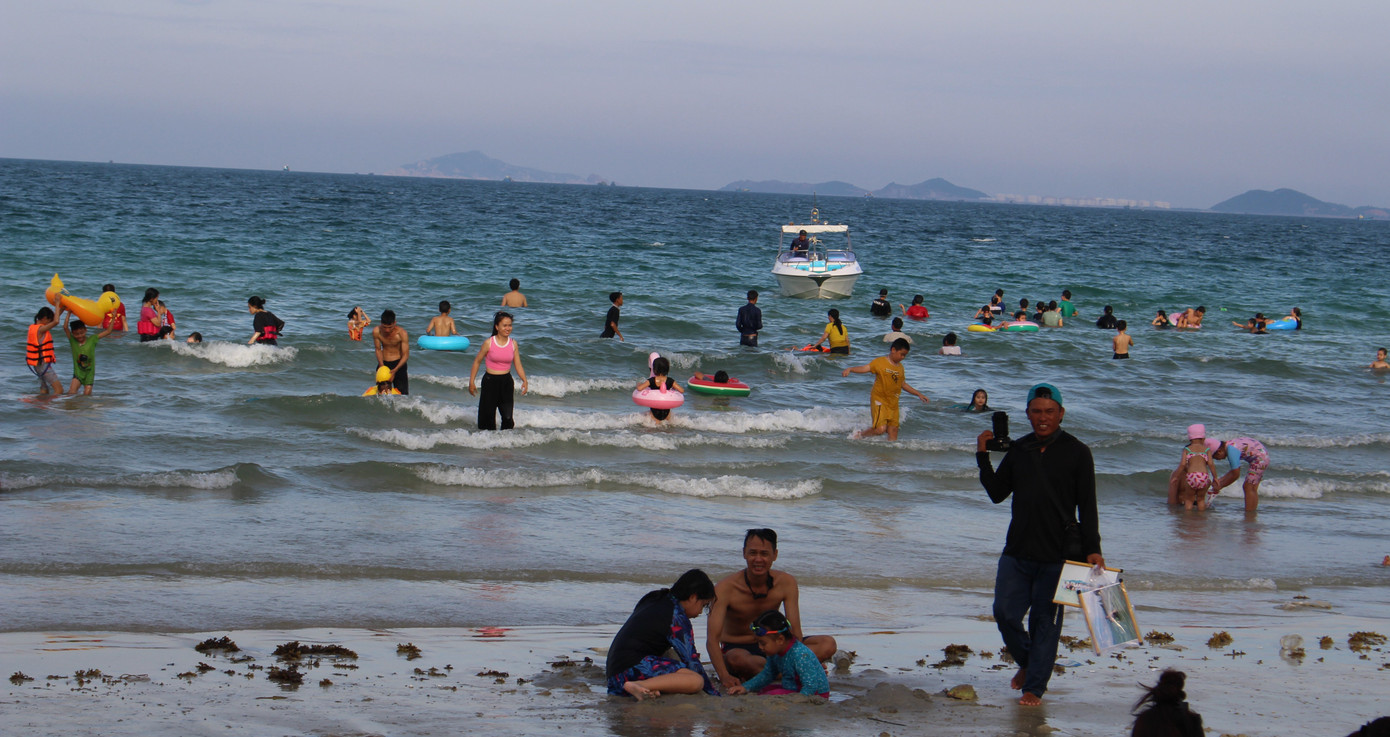 Biển Dốc Lết đang vào mùa đẹp nhất trong năm, được nhiều du khách lựa chọn nghỉ dưỡng.