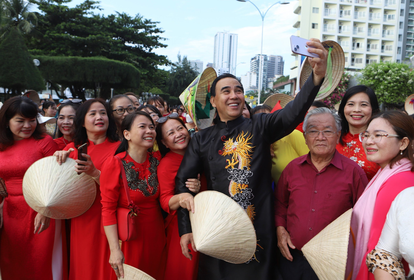 Diễn viên Quyền Linh chụp ảnh cùng người hâm mộ tại lễ hội tôn vinh áo dài.