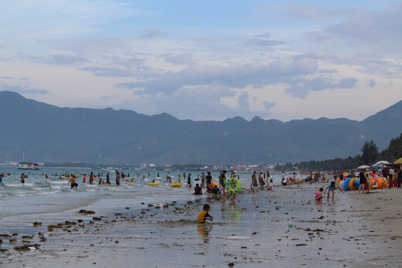 Bãi biển Dốc Lết đầy rác thải khi thủy triều xuống.