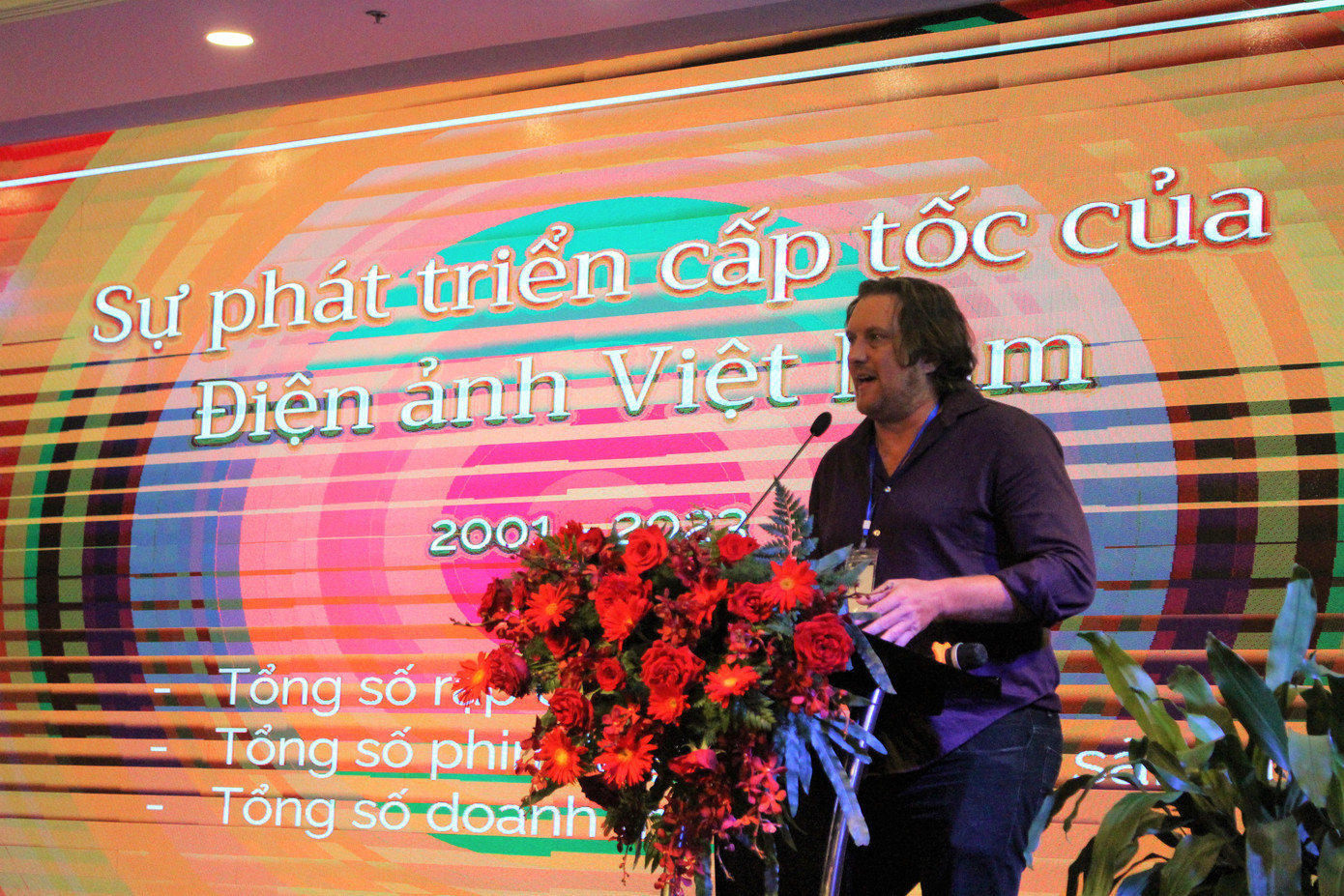 Đạo diễn Aaron Toronto trình bày nội dung “Trao đổi của nghệ sĩ quốc tế về những mong muốn của các nhà làm phim khi đến làm phim tại Việt Nam với chủ đề sự gắn kết dẫn tới cất cánh”. Đạo diễn Aaron Toronto trình bày nội dung “Trao đổi của nghệ sĩ quốc tế về những mong muốn của các nhà làm phim khi đến làm phim tại Việt Nam với chủ đề sự gắn kết dẫn tới cất cánh”.