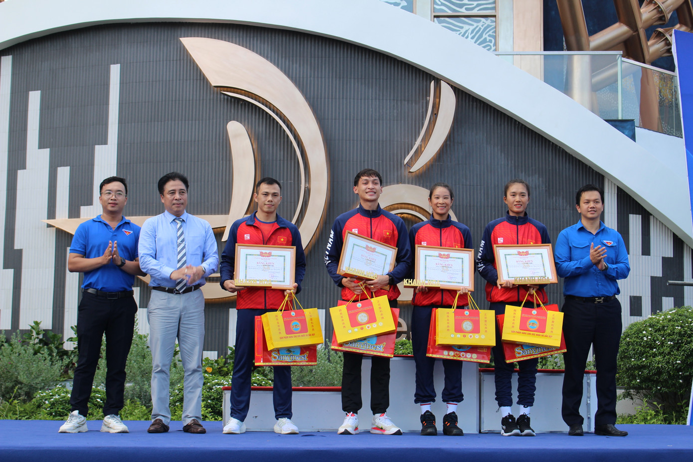 Trao thưởng cho các vận động viên Khánh Hòa đạt thành tích cao tại SEA Games 32. Ảnh: K.N. Trao thưởng cho các vận động viên Khánh Hòa đạt thành tích cao tại SEA Games 32. Ảnh: K.N.