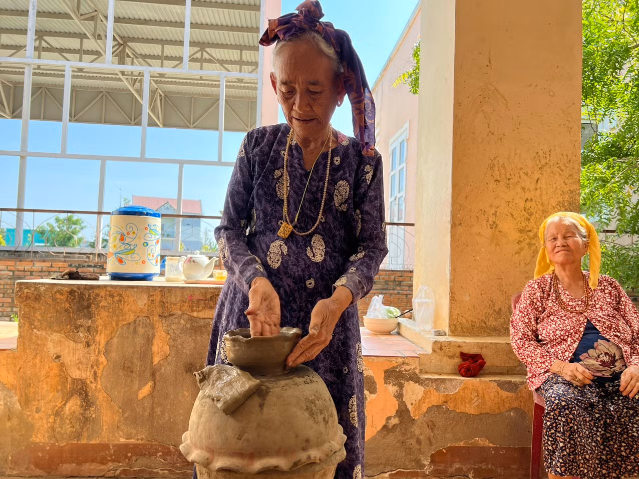 Người Chăm làm gốm với kỹ thuật và quy trình thủ công truyền thống được các gia đình, nghệ nhân duy trì qua nhiều đời theo chế độ mẫu hệ “mẹ truyền - con nối”. Người Chăm làm gốm với kỹ thuật và quy trình thủ công truyền thống được các gia đình, nghệ nhân duy trì qua nhiều đời theo chế độ mẫu hệ “mẹ truyền - con nối”.