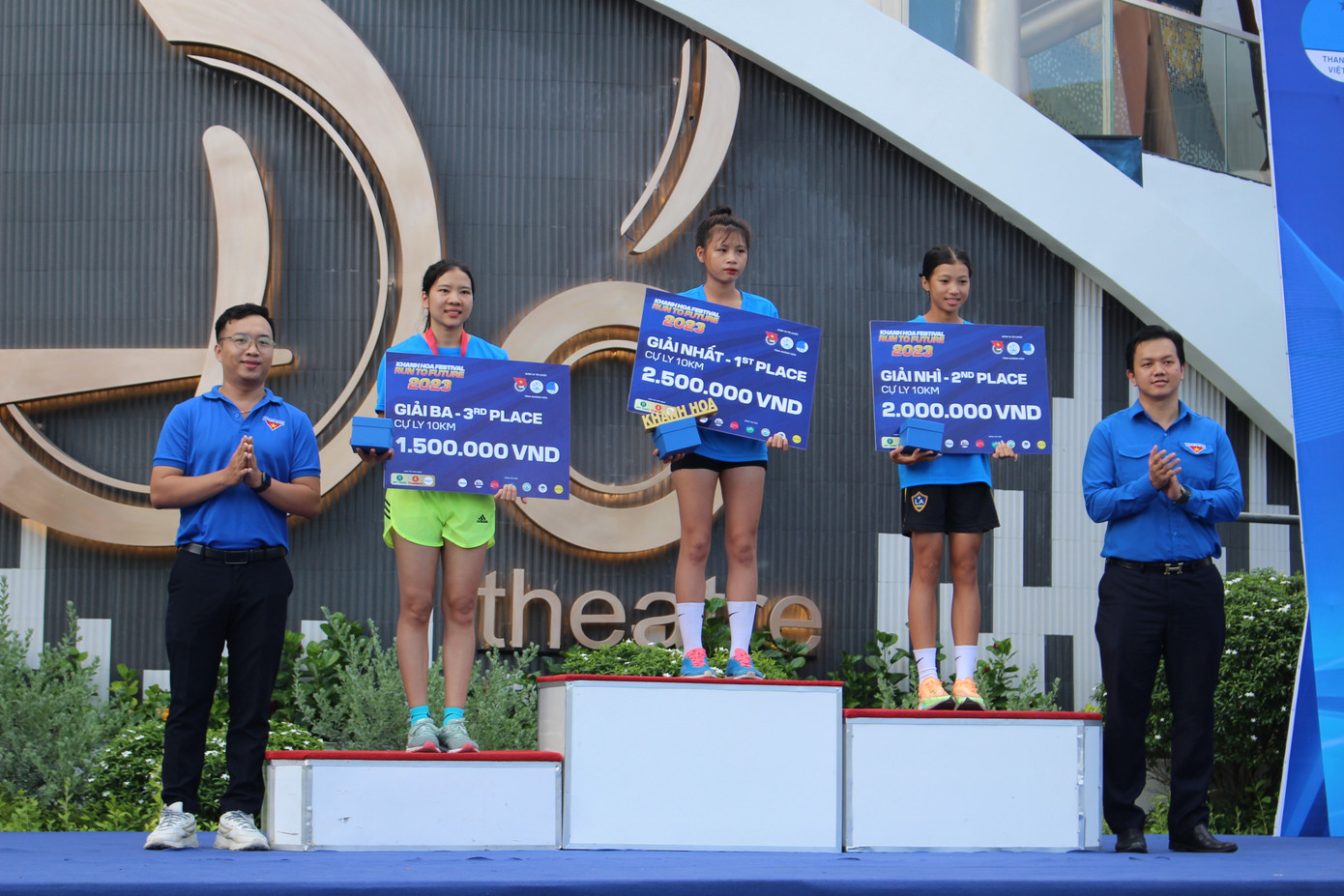 Trao giải cho các vận động viên đạt thành tích trong giải chạy Marathon. Ảnh: Khánh Nguyên. Trao giải cho các vận động viên đạt thành tích trong giải chạy Marathon. Ảnh: Khánh Nguyên.