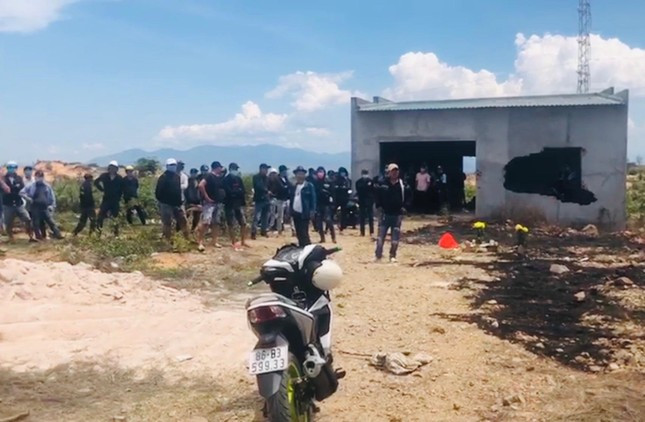 Nhóm bảo vệ Công ty Đức Tuấn tham gia đánh người. Ảnh do người dân cung cấp.