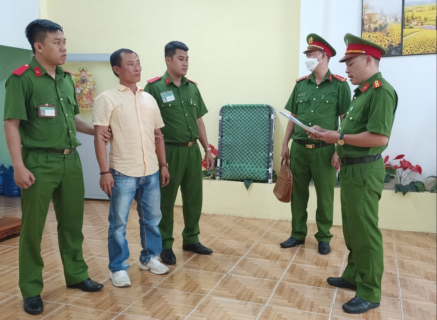 Nguyễn An Tấn Hải (áo vàng) bị bắt vì liên quan đến việc đập phá nhà dân. Ảnh: CTV. Nguyễn An Tấn Hải (áo vàng) bị bắt vì liên quan đến việc đập phá nhà dân. Ảnh: CTV.