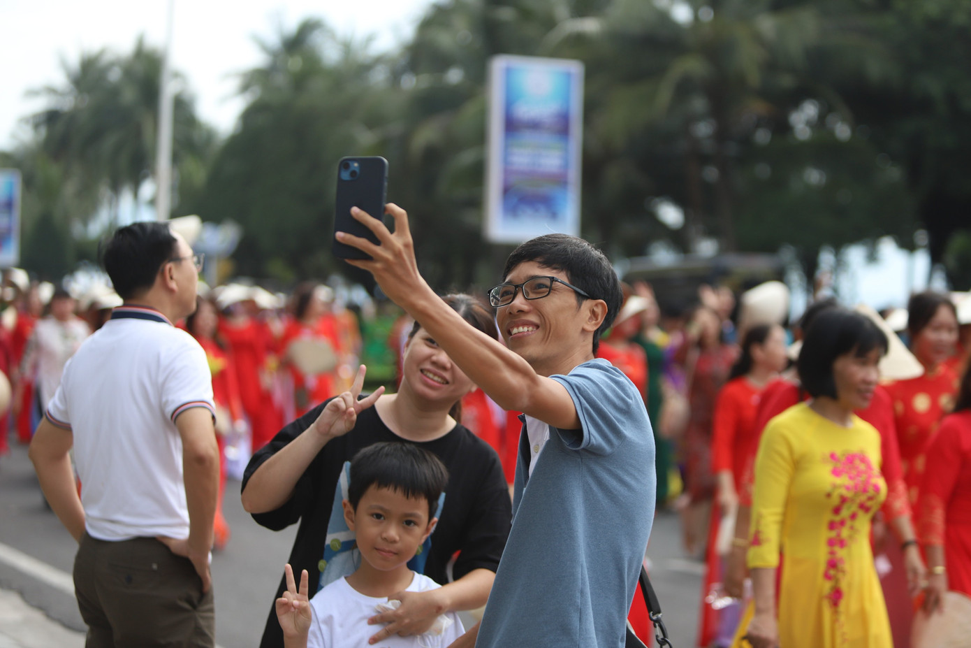 Người dân thích thú ghi lại cảnh khi đoàn diễu hành áo dài đi qua.