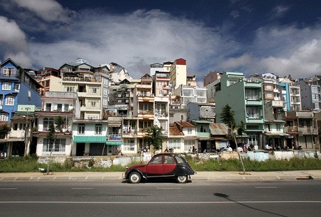 Đông gặp Tây – Tác giả người Mỹ Loren Klein chụp tại Đà Lạt. Bắt gặp một chiếc xe Citroen của Pháp đậu trên ngọn đồi xinh đẹp ở Đà Lạt khiến nhiếp ảnh gia Klein rất tâm đắc