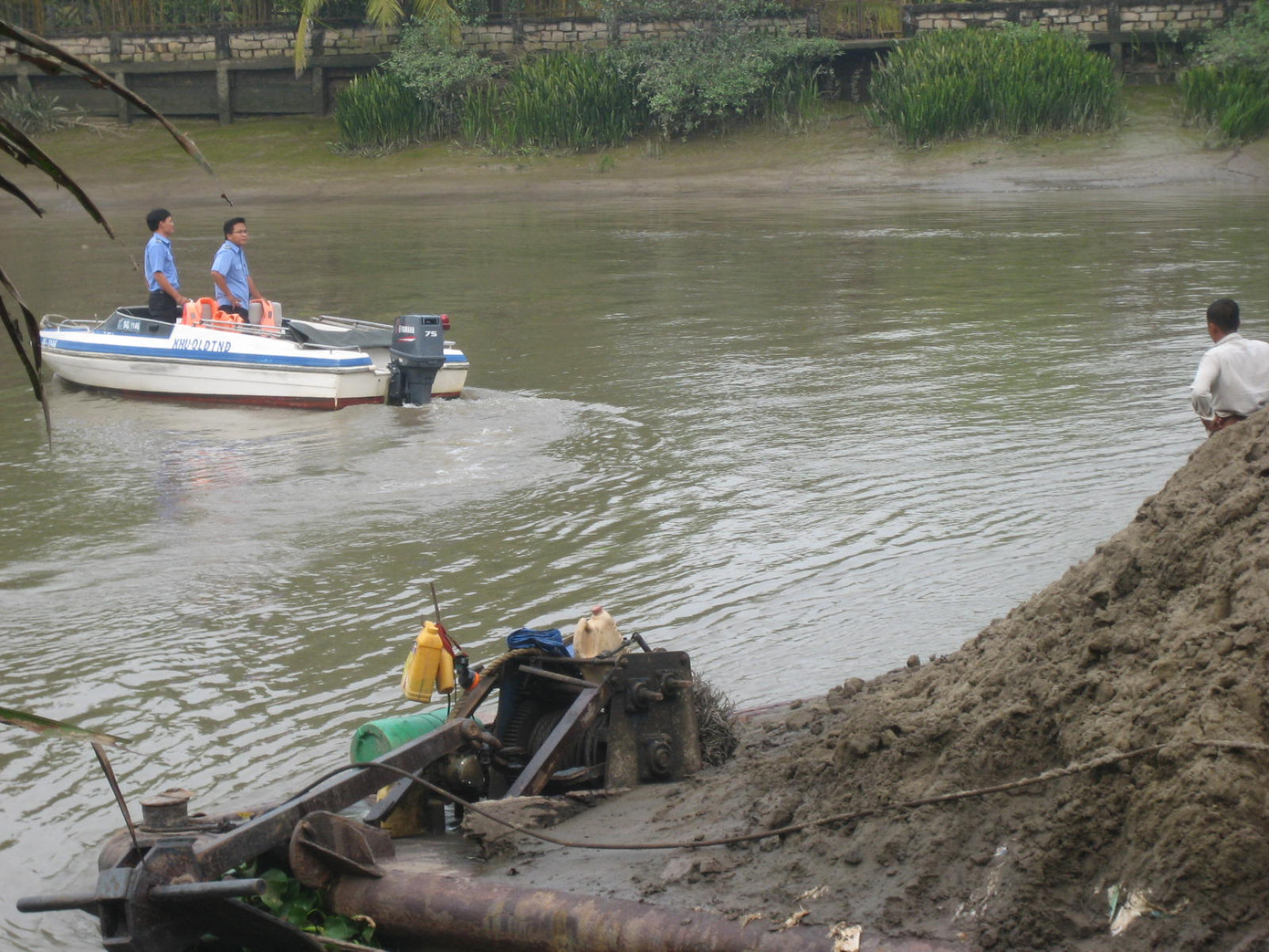 Lực lượng chức năng tới hiện trường giải quyết sự cố