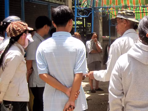 Thuốc sâu khiến mọi người phải bịt mũi